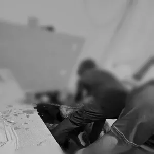开门后遭枪手开火！菲律宾28岁男子当场重伤身亡