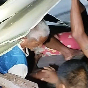 北榄府70岁老人睡梦中遭房屋倒塌掩埋，25分钟获救