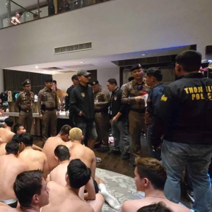 抢走117万泰铢后烧车逃跑！泰国54岁男子在曼谷度假村落网