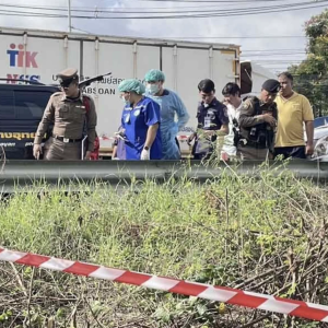 泰国春武里草丛发现神秘男尸！手臂有缅甸文字纹身，死因待查 ...