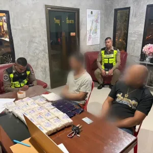 泰国轿车反复绕路露馅！警方搜出暗格，查获4万粒冰毒