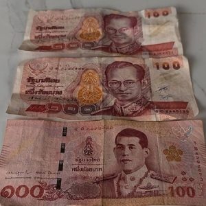 泰国摊贩卖140铢腌罗望子，奔驰车女子疑用200铢假钞付款