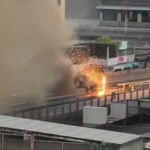 曼谷陶本站轻轨电力短路起火，乘客紧急疏散