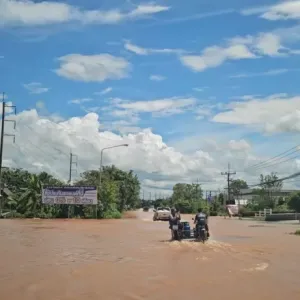 泰国那空泰县洪水来袭，部分道路被淹车辆无法通行