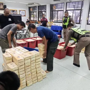 泰国警方截获运毒车队，发电机柜藏760万粒疯药