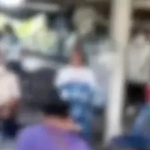 泰国素攀武里突袭流动赌场！17人四散逃跑，有人跳池塘躲警