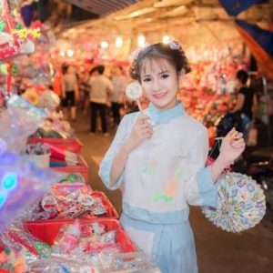 人在异乡，月是故乡明！祝所有海外华人中秋快乐