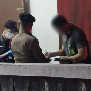 泰国普吉警察操作公务枪意外击发，49岁母亲头部中弹身亡