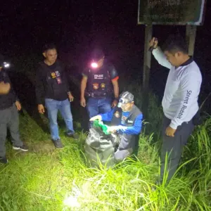 泰国乌汶路边黑袋藏16万粒毒品，警方蹲守1小时无人取货