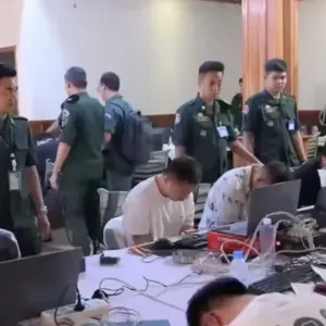 西港警方突袭涉电诈别墅！34人被控制、26人为中国籍