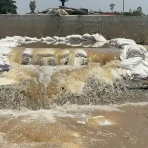 泰国红统府沙袋防线凌晨崩塌，洪水涌入村庄致超100户住宅被淹 ...