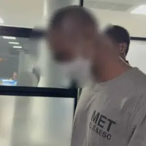 曼谷35岁盗窃嫌疑人支开警员踹门逃跑，躲进出租屋后再次落网 ...