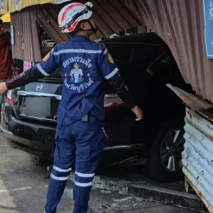 泰国60岁男子停车时突然眼前一黑，轿车失控冲进市场撞坏多处摊位 ...