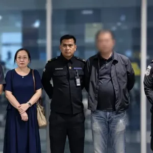 中国男子涉嫌航班上盗窃乘客财物，抵达雅加达后被拒绝入境 ...