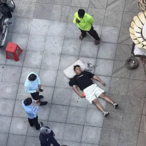 西港公寓出入口有人突然昏迷，男子为中国公民