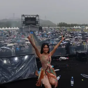 菲律宾女歌手意外在中国走红！杭州音乐节大雨也没挡住观众 ...