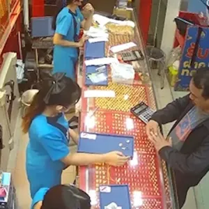 泰国乌汶商场金店发生抢夺案！男子试戴金戒指后突然逃跑