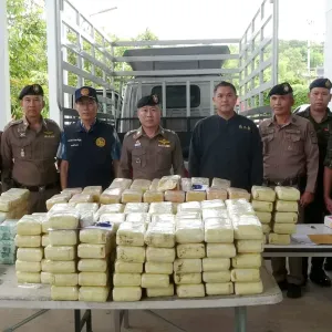 泰国货车暗格藏毒，318万粒冰毒及10公斤K粉被查