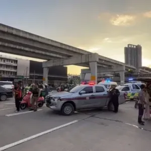 手枪抵住自己头部！泰国41岁男子公寓前拒绝放下武器