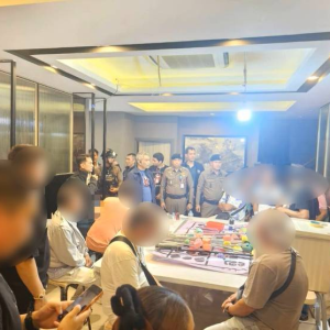 泰国警方突袭曼谷豪宅赌场！30名男女落网，现场查获枪支弹药 ...