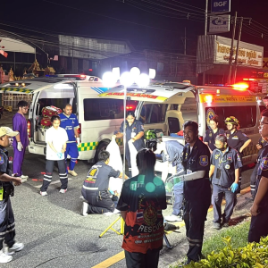 泰国芭堤雅37岁俄罗斯男子骑摩托车撞树身亡，车辆严重损毁