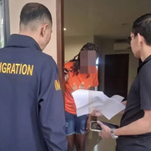 泰国苏梅岛突击检查！5名非洲籍女子被捕，最长逾期799天