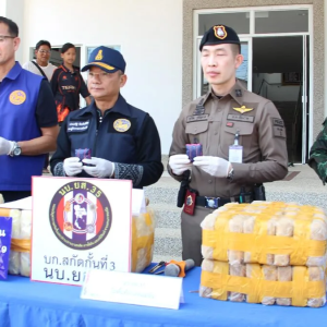 泰国清莱府警方查获70万粒毒品！皮卡司机冲卡逃逸
