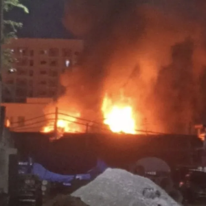 曼谷都实区突发住宅火灾！两层木屋起火