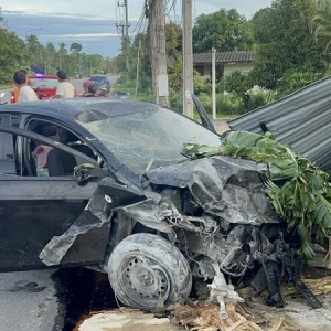 泰国65岁妇人骑车晨练遭撞身亡！轿车失控后冲进民宅