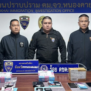 彩色铅笔盒里竟藏着可疑物品！泰国移民局截获5箱包裹