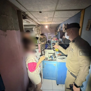 曼谷警方清晨扫毒抓获2人！主要嫌疑人从房间后方逃走