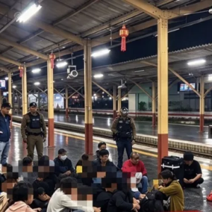 清迈火车站突查35人！泰国警方抓获2名涉嫌非法入境的中国人 ...