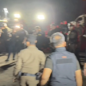 泰国警方拦查可疑车辆爆发枪战！两名27岁男子中枪身亡