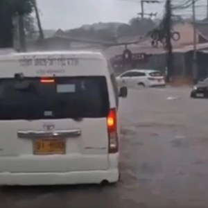 普吉岛暴雨淹多条道路！他朗县部分路段积水严重