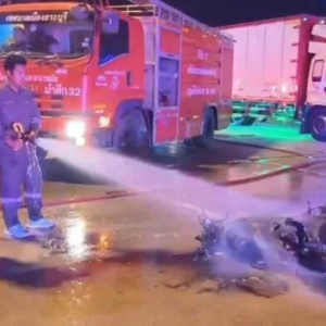 泰国沙拉武里府发生致命车祸！摩托车撞上10轮卡车后起火