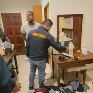 瑞典籍通缉犯苏梅岛落网，曾假冒警察骗走9支枪